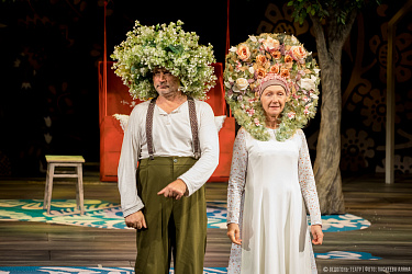 С неба упали три яблока